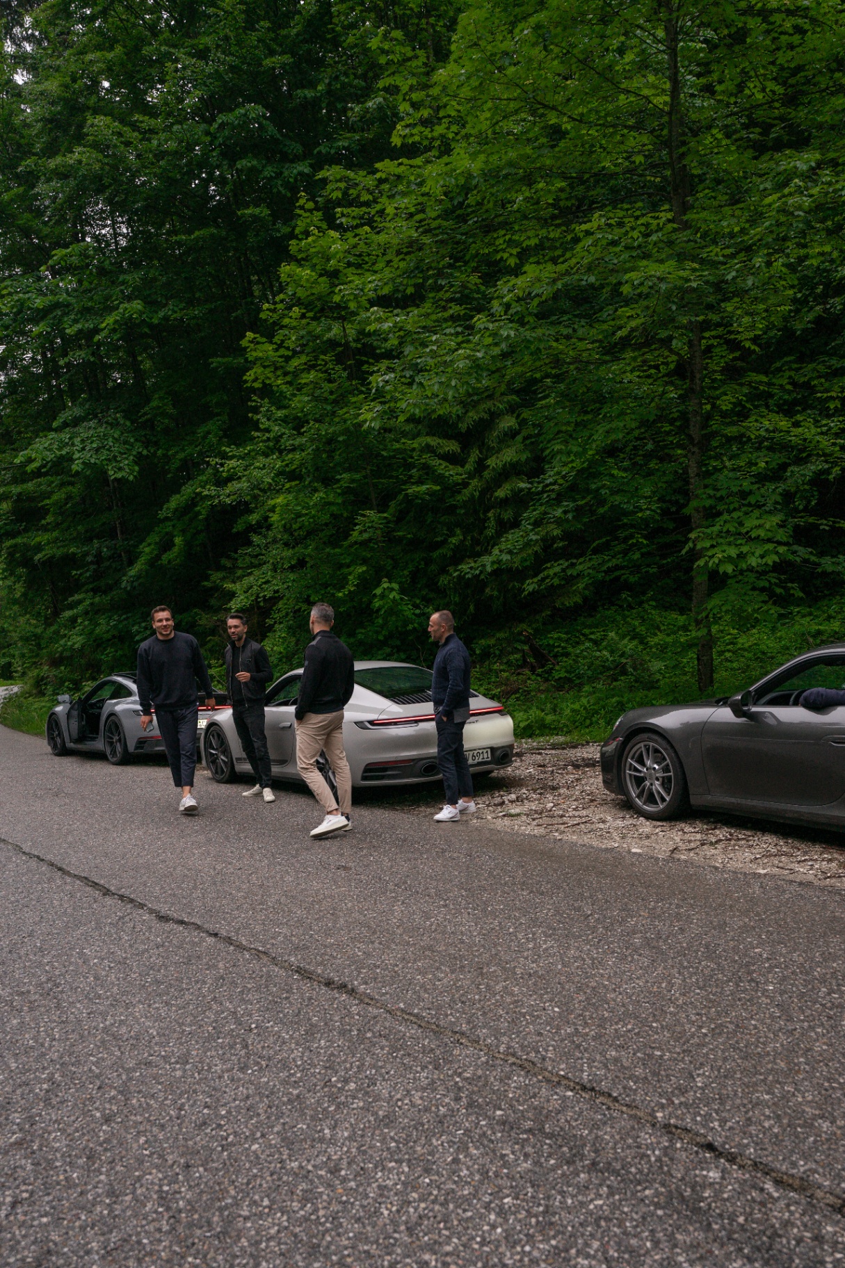 Porsche Konvoi am Waldrand